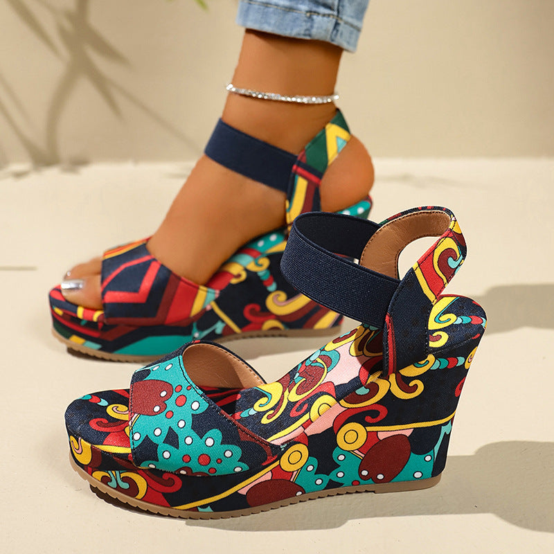 Keile Sandalen mit Riemen und Plateau
