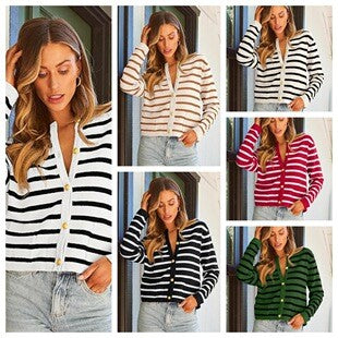Rundhals-Cardigan mit Goldknöpfen