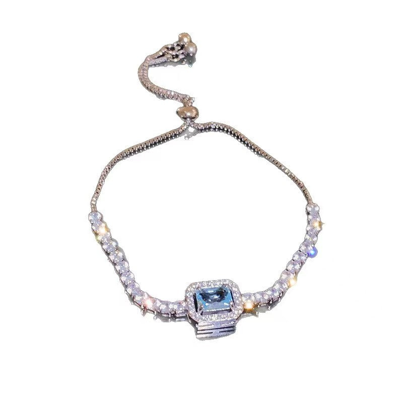 Armreif Korean Style mit mattblauen Zirkonia