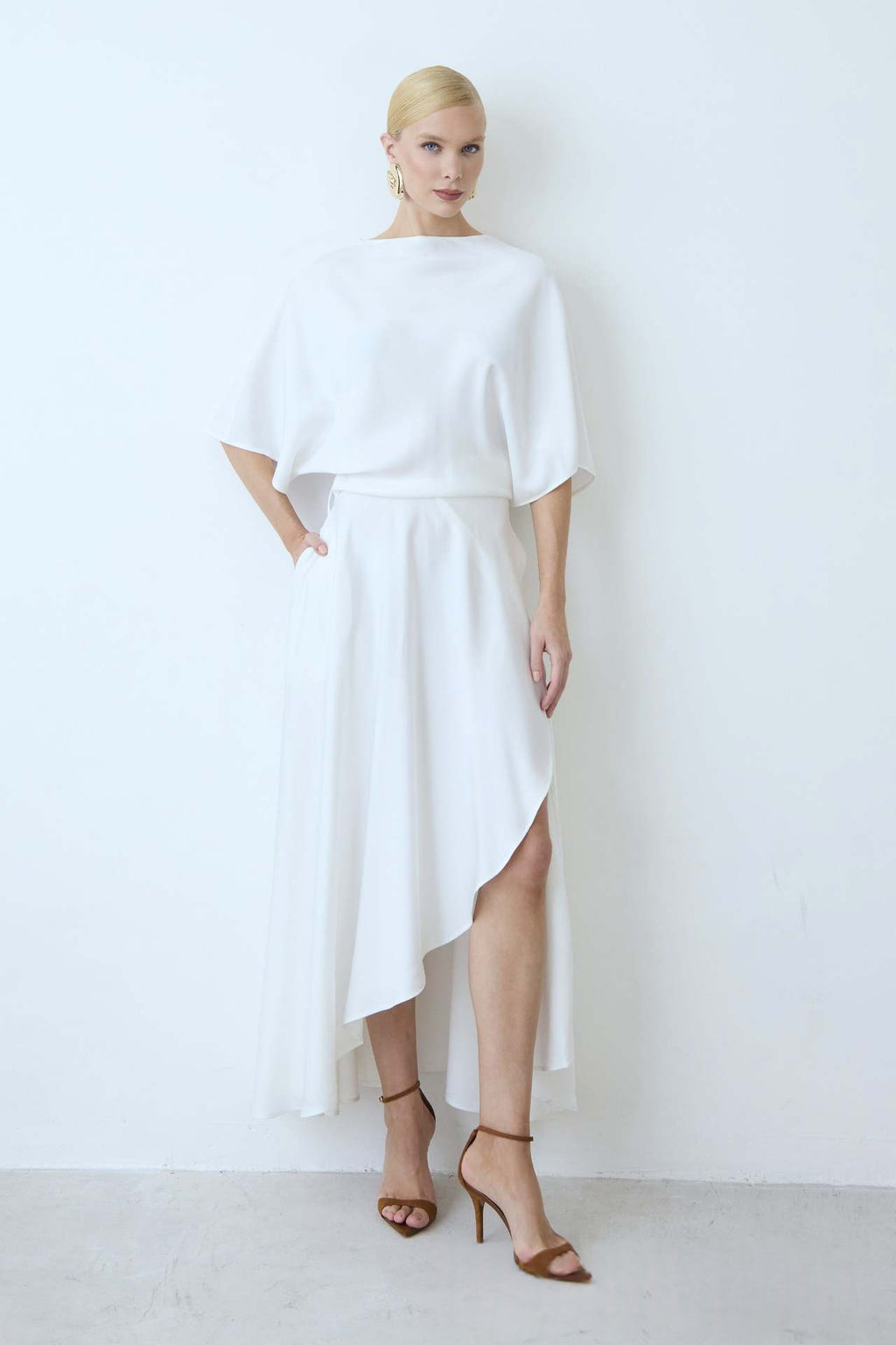 Satin-Kleid mit Rundhals und Schlitz – Bild 10 | LuxeStyle