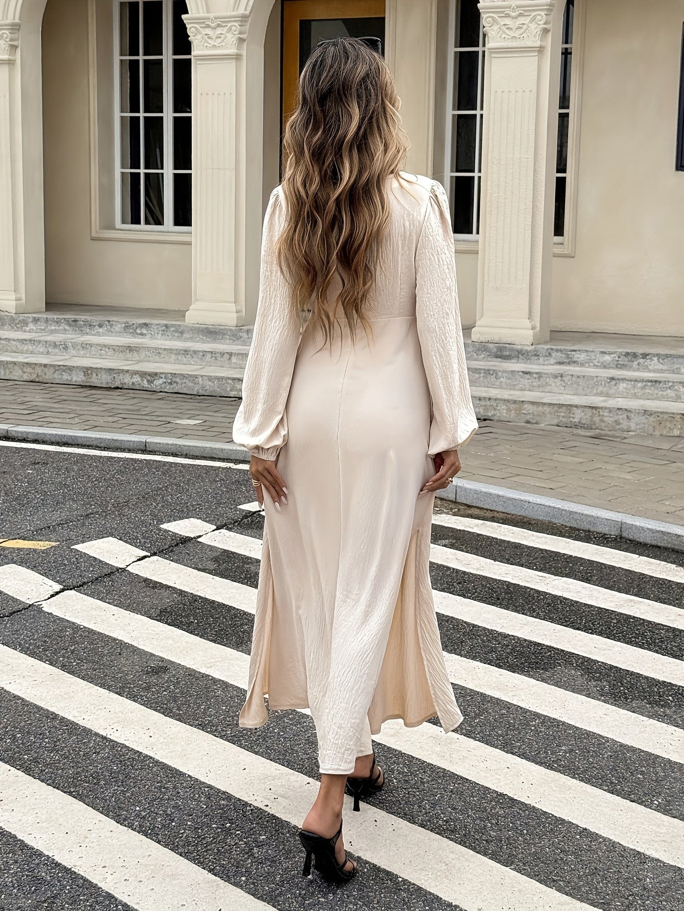 Elegantes Abendkleid mit Puffärmeln und Schlitz