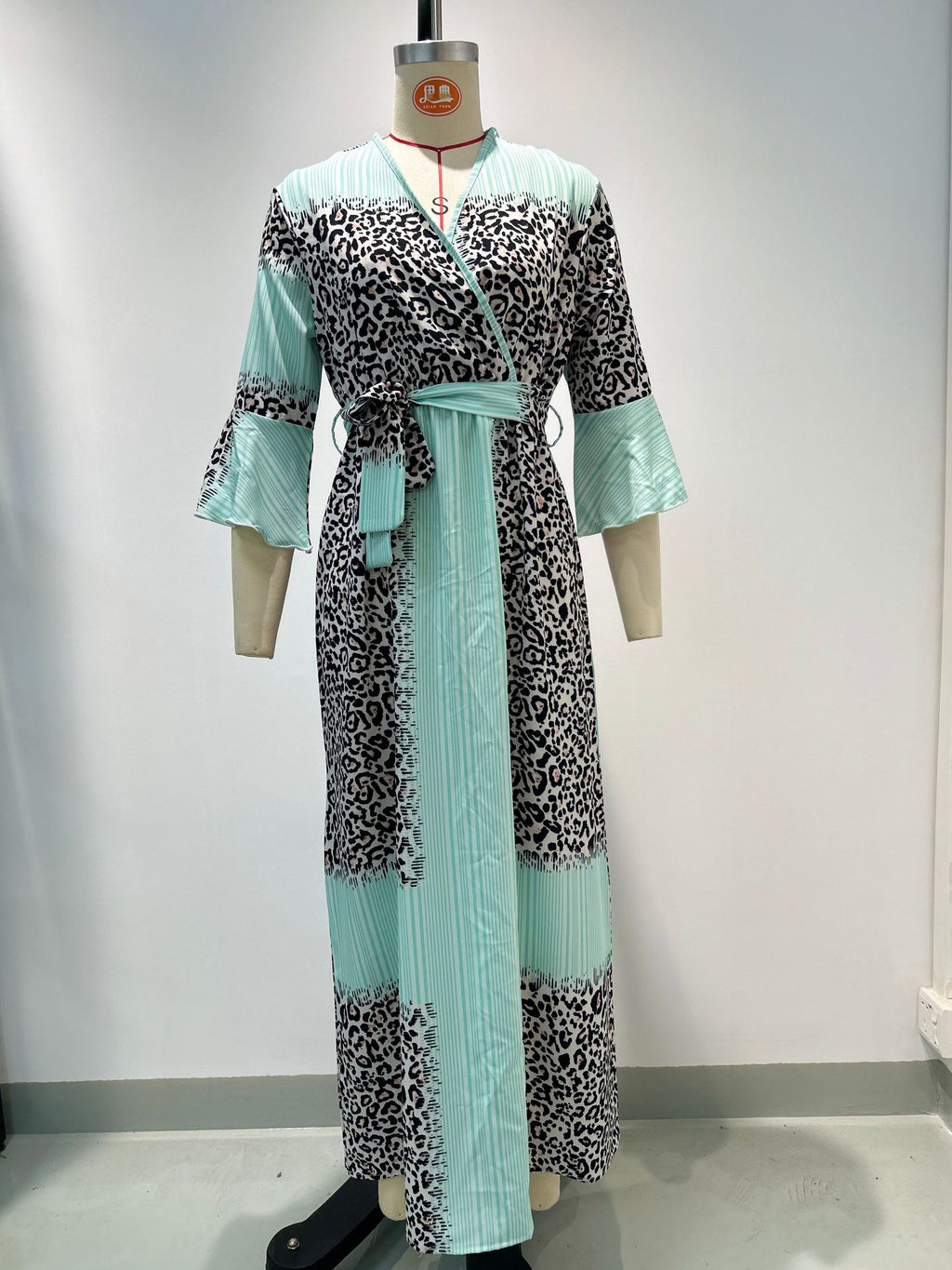 Leoparden-Patchwork V-Ausschnitt Kleid – Bild 3 | LuxeStyle