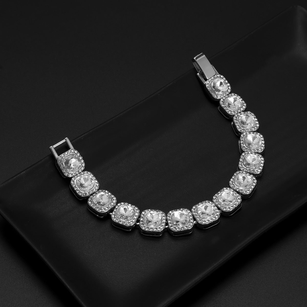 Quarz-Armbanduhr mit Strass & Schmuck-Set – Bild 4 | LuxeStyle