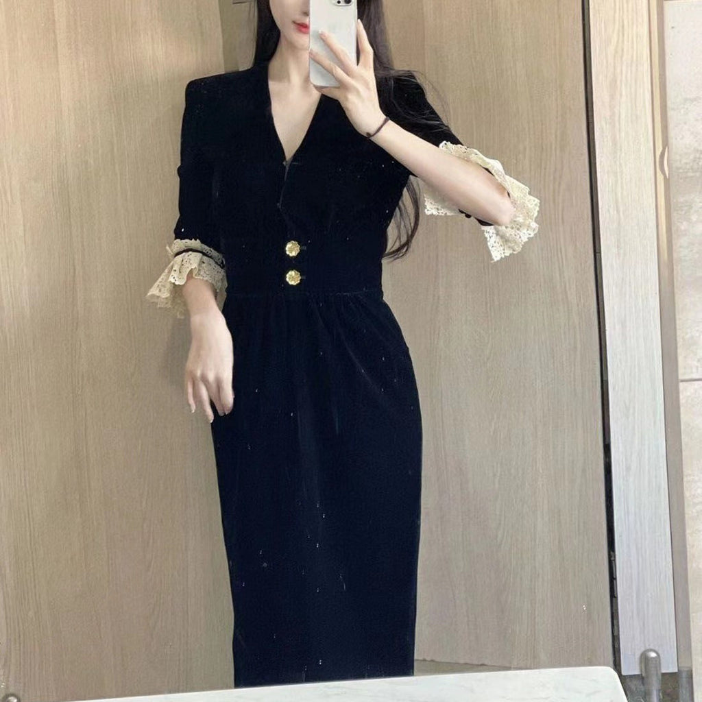 Schwarzes Fliessstoffkleid mit Flügelärmeln – Bild 3 | LuxeStyle
