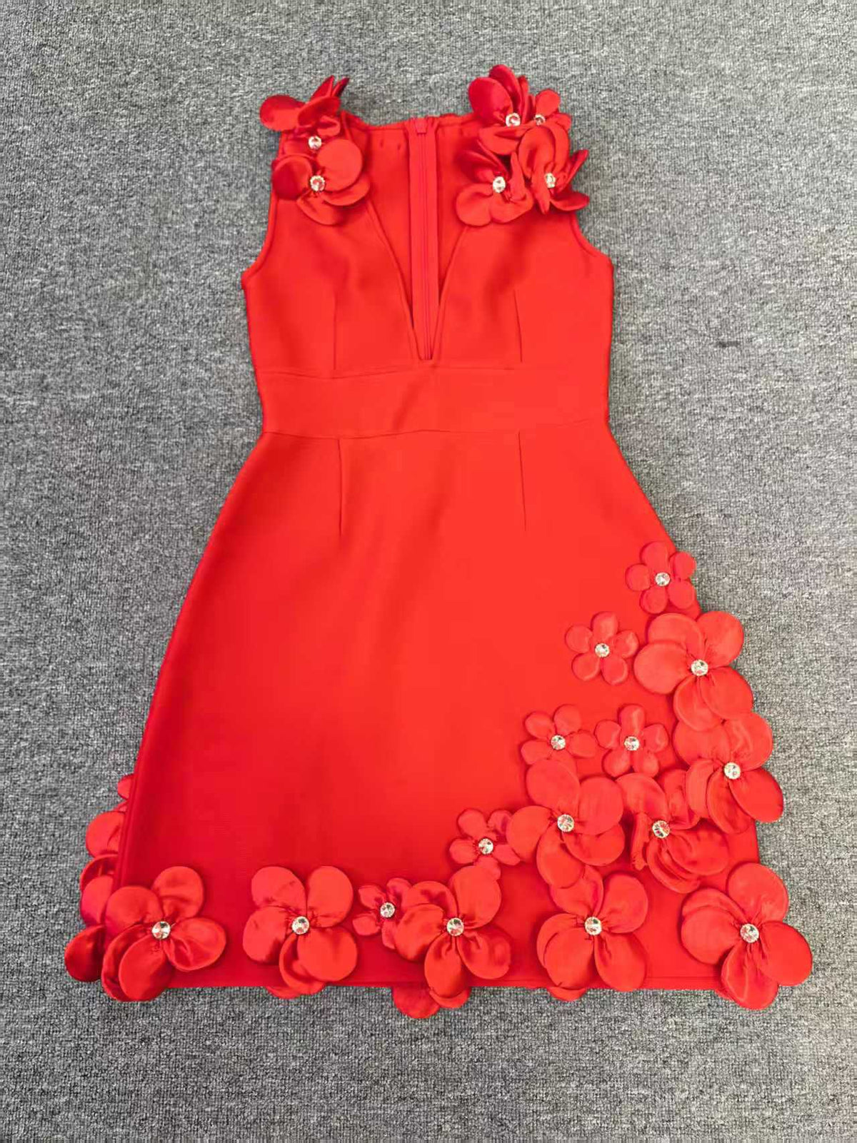 Figurbetontes Bandage-Kleid mit Perlenstickerei – Bild 9 | LuxeStyle