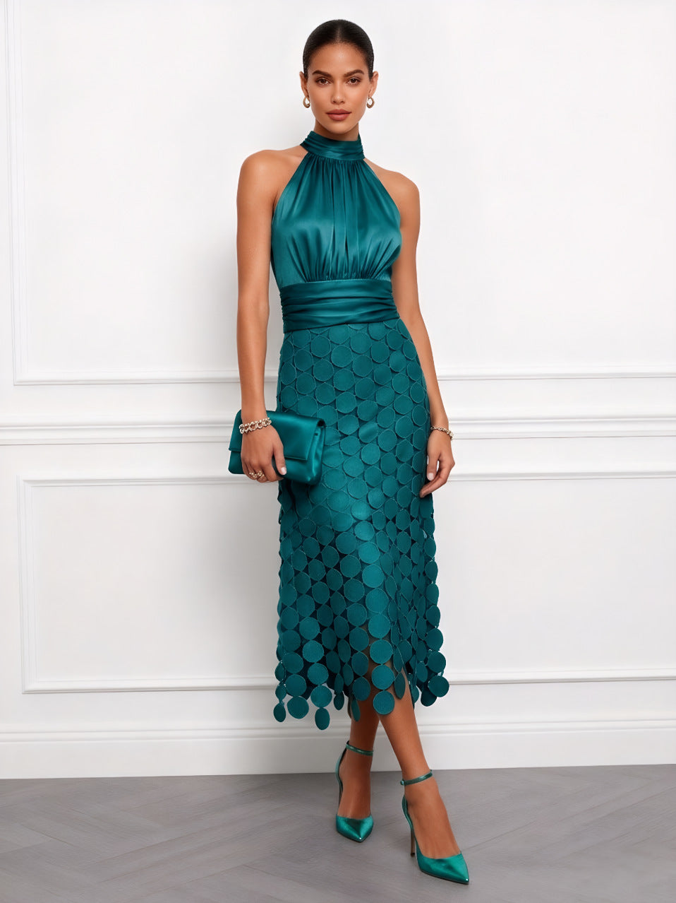 Sommerliches Neckholder-Kleid mit Rundrock