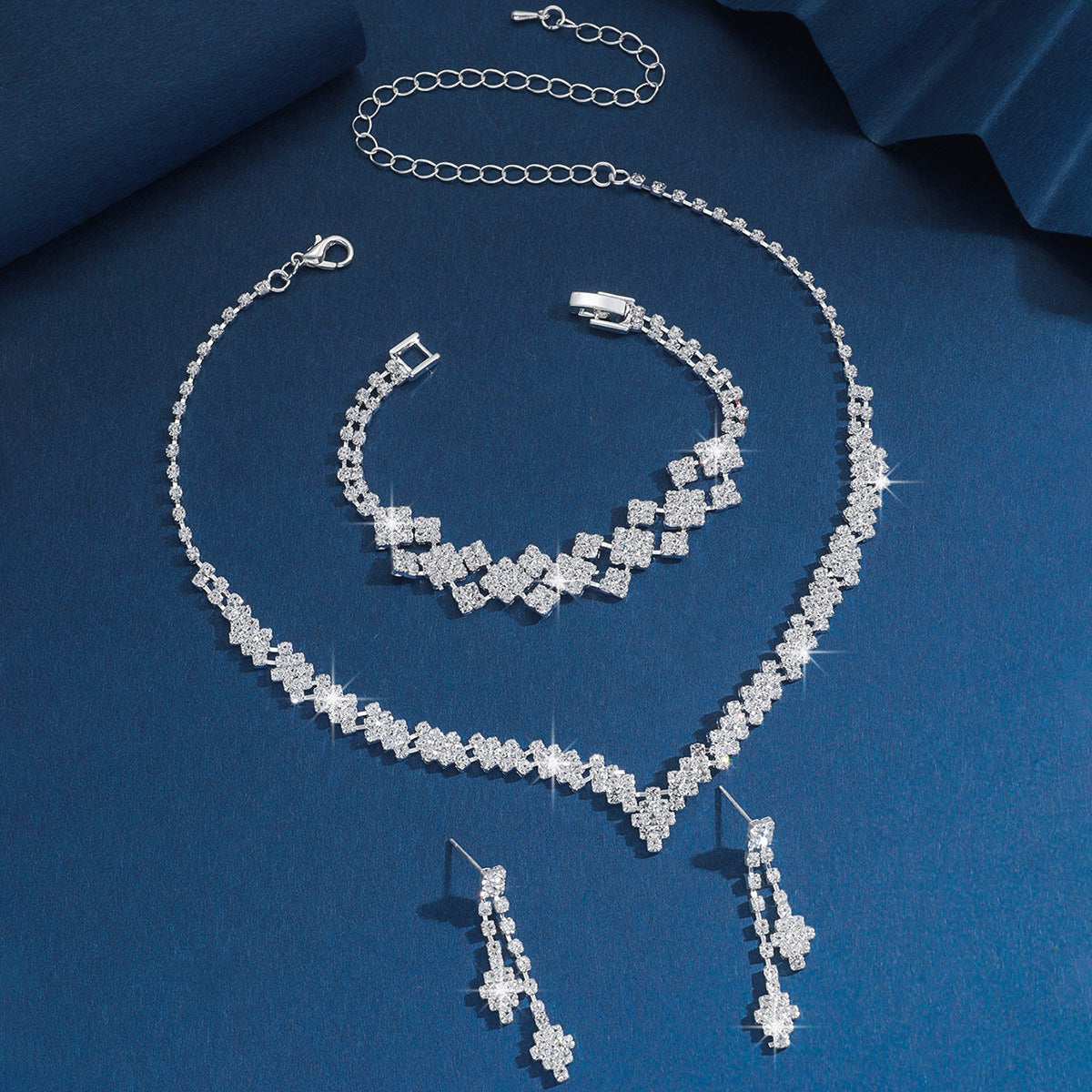 Schmuck-Set mit Halskette, Armband und Ohrringen