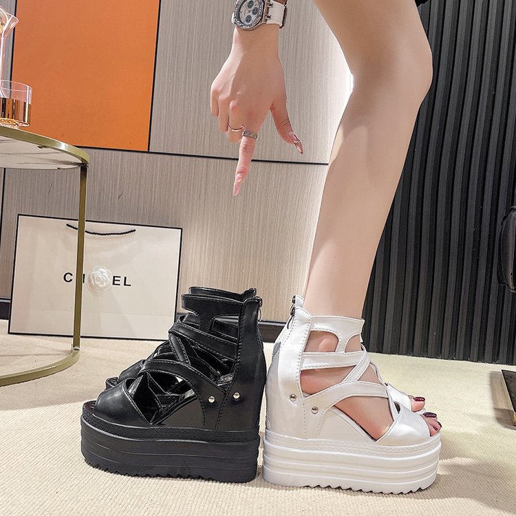 Plateau-Sandalen mit Riemchen und Peeptoe