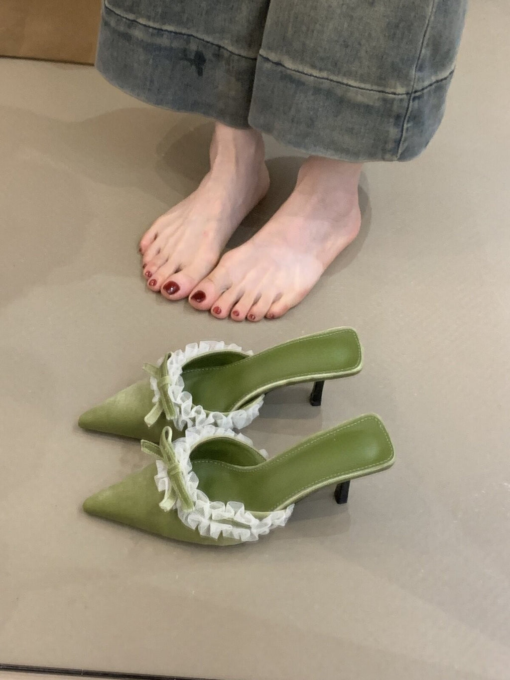 High Heels mit Polka Dots im französischen Stil