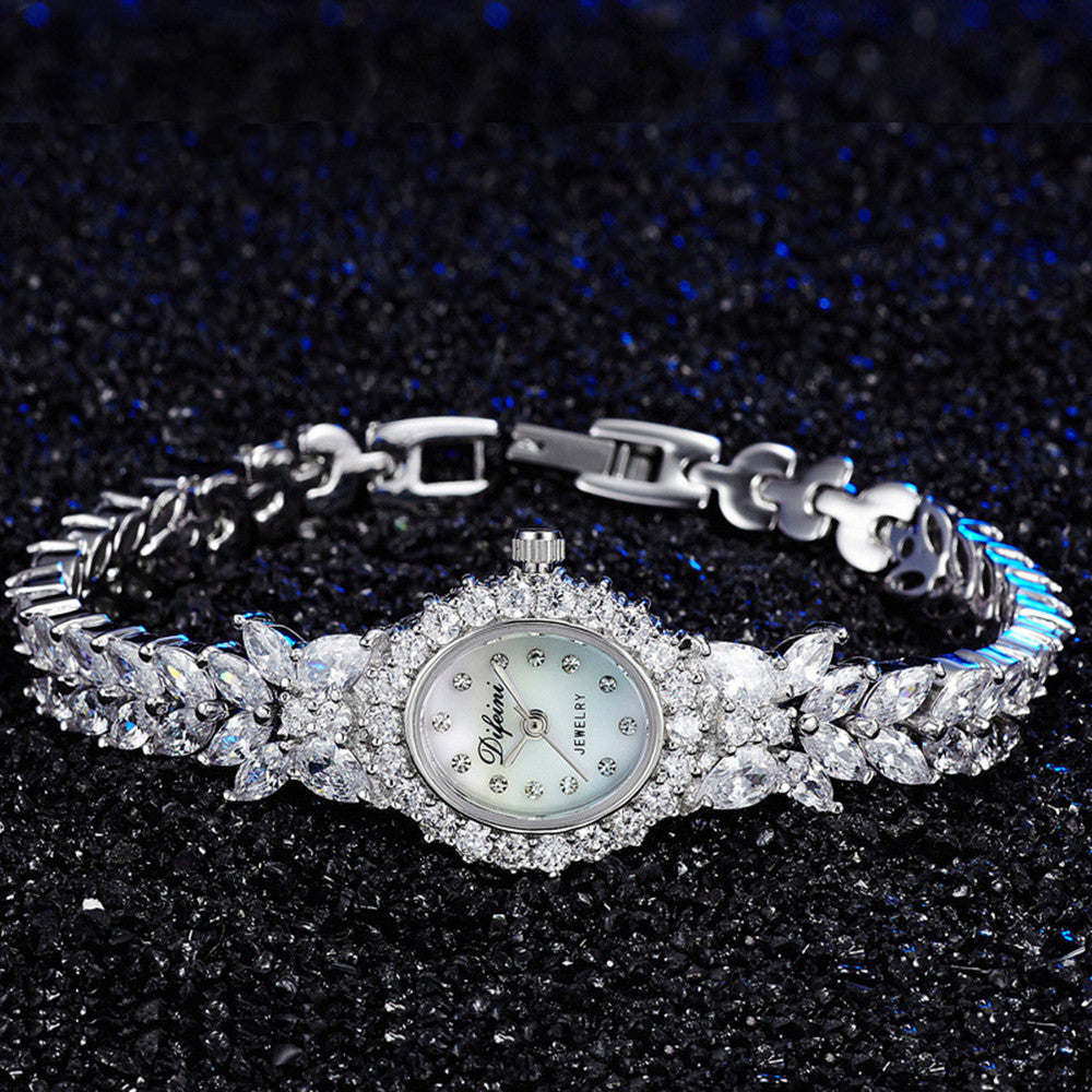 Elegante Damenuhr mit Armband und Zierfunktion – Bild 3 | LuxeStyle