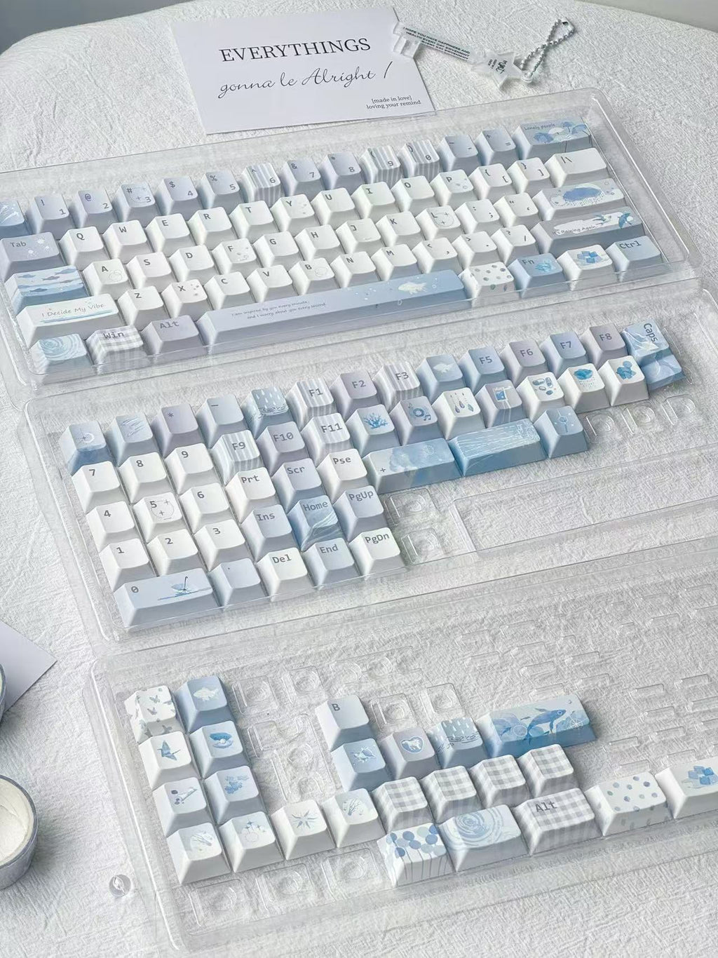 Blaue Tastaturknöpfe mit transparentem Design