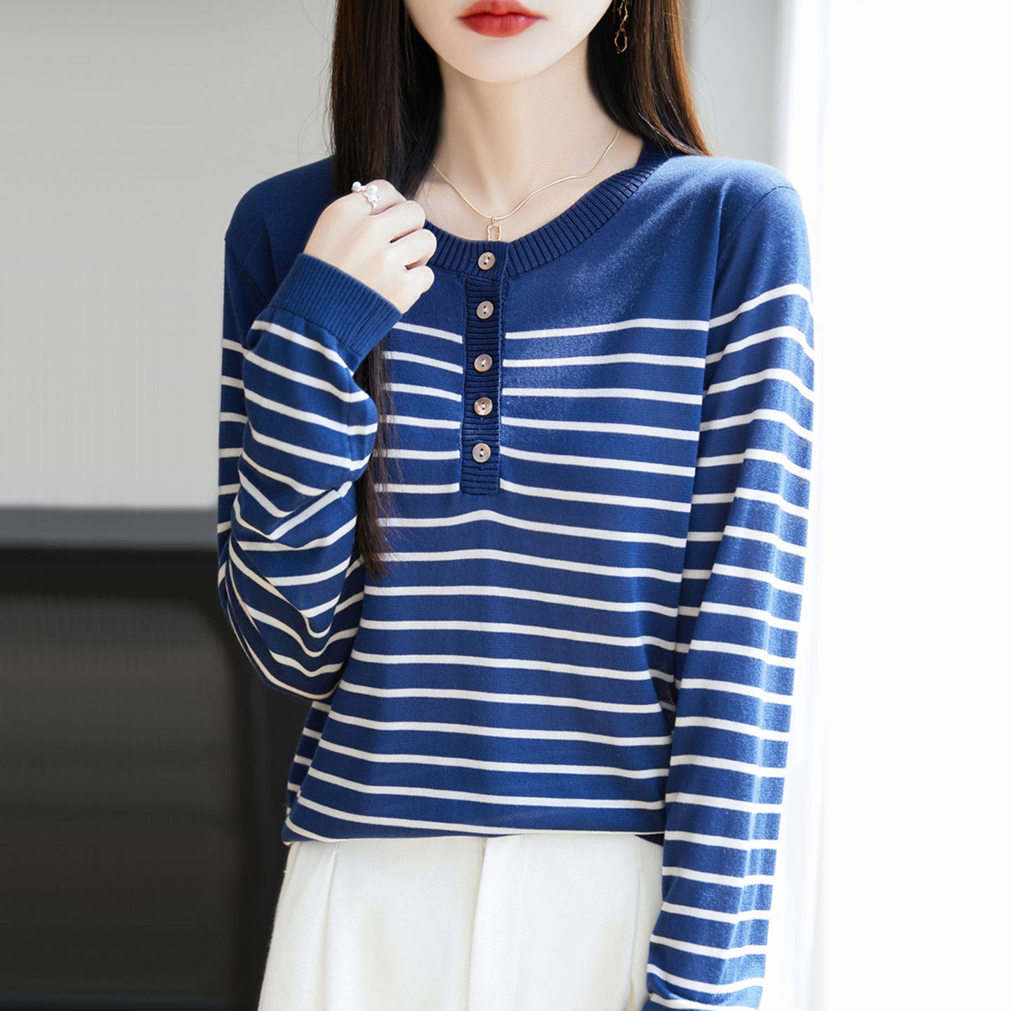 Gestreifter Strickpullover mit Rundhals