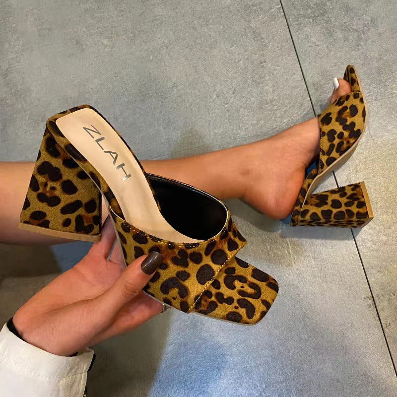 Sandalen mit quadratischem Zehenkopf und dicker Sohle – Bild 7 | LuxeStyle
