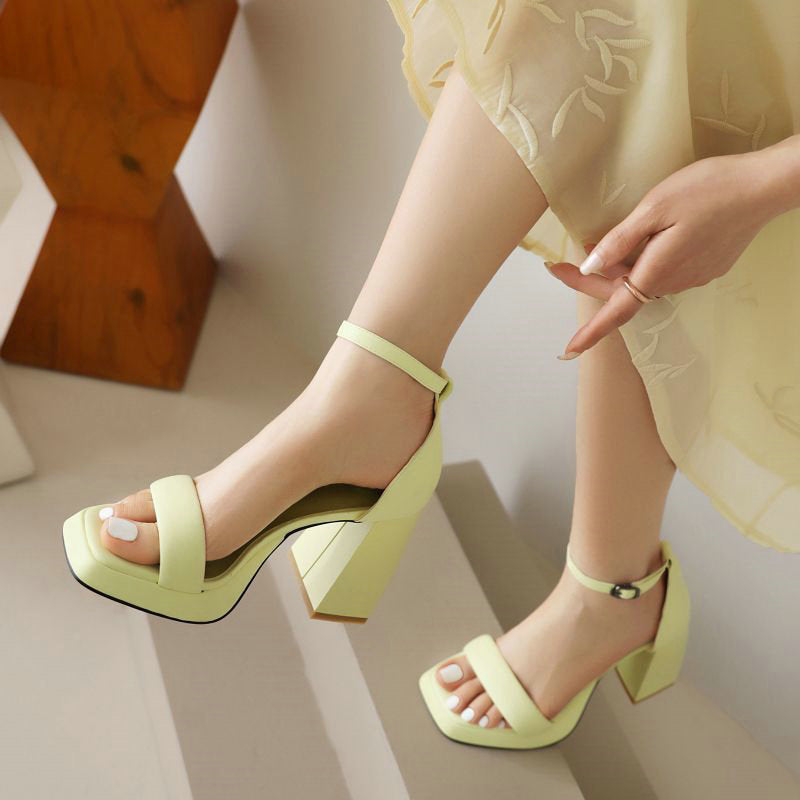 Chunky Plateau-Sandalen mit Knöchelriemen – Bild 8 | LuxeStyle