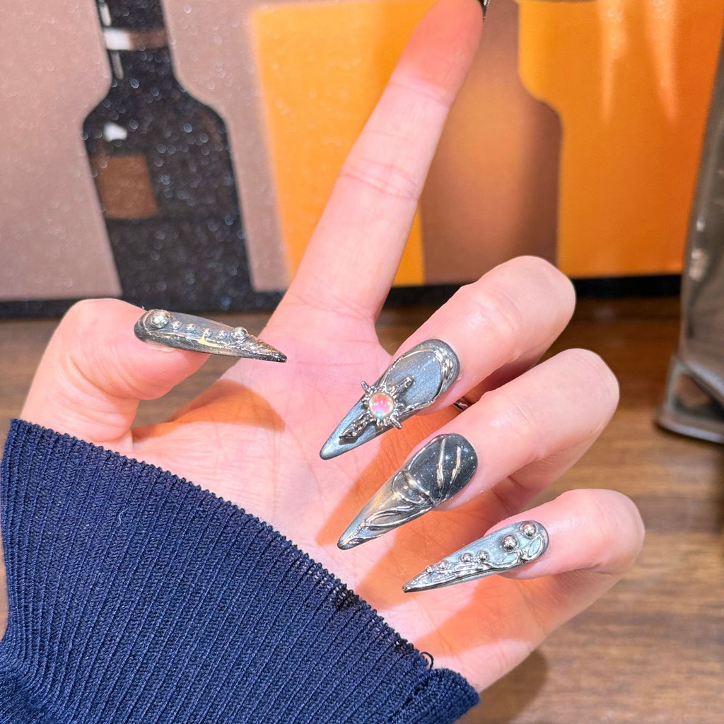 Dunkelgraue Cat Eye Nägel mit Kreuz-Herz Muster
