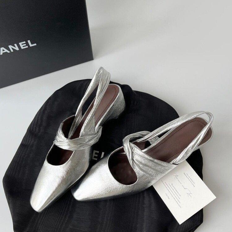 Retro Pumps mit Chunky Heel und V-Ausschnitt