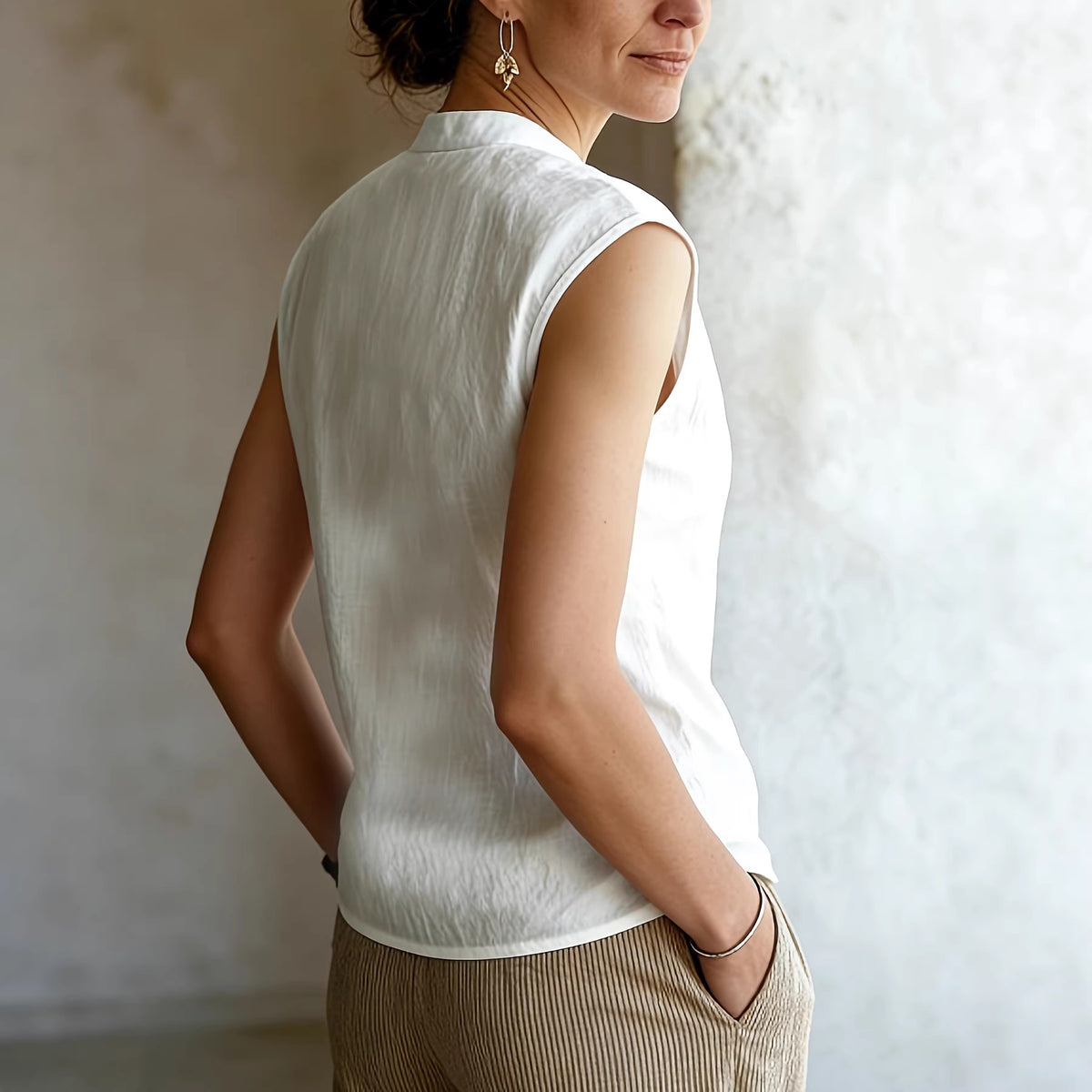 Weisses Leinen-Sleeveless Shirt – Bild 2 | LuxeStyle
