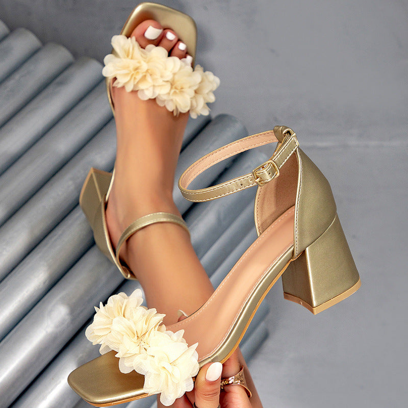 Sandalen mit Chunky-Heel, Schnalle und Blumen-Detail
