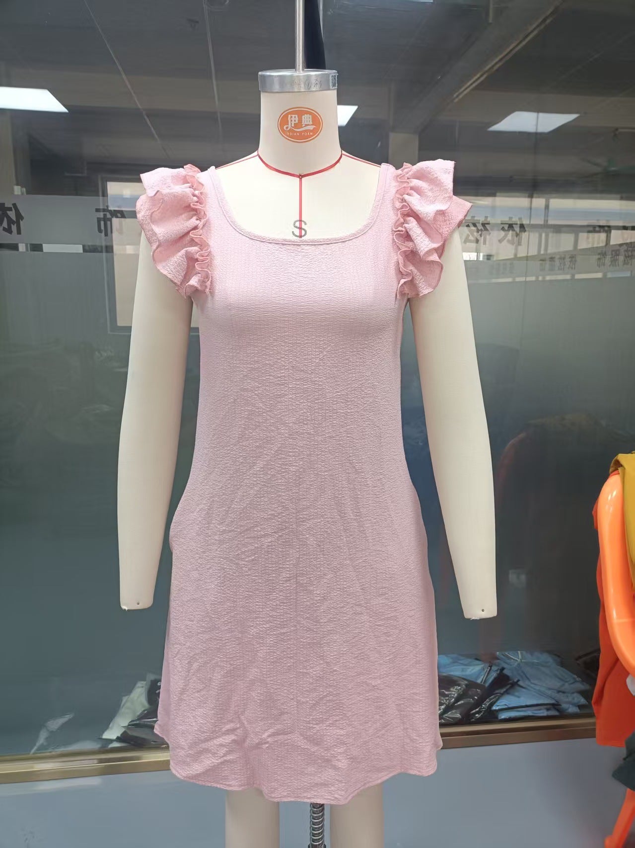 Damenkleid mit Lotusärmeln