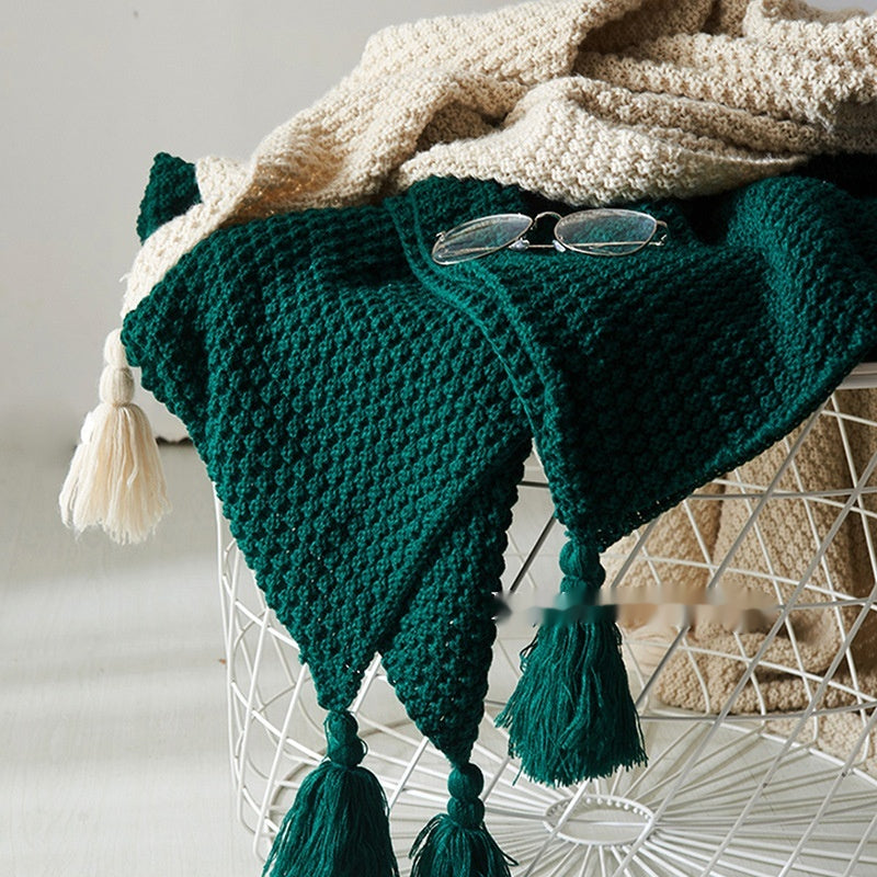 Nordische Strickdecke mit Pompons