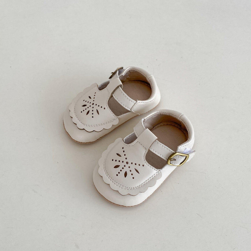 Weiche, rutschfeste Kinderschuhe mit Lochmuster
