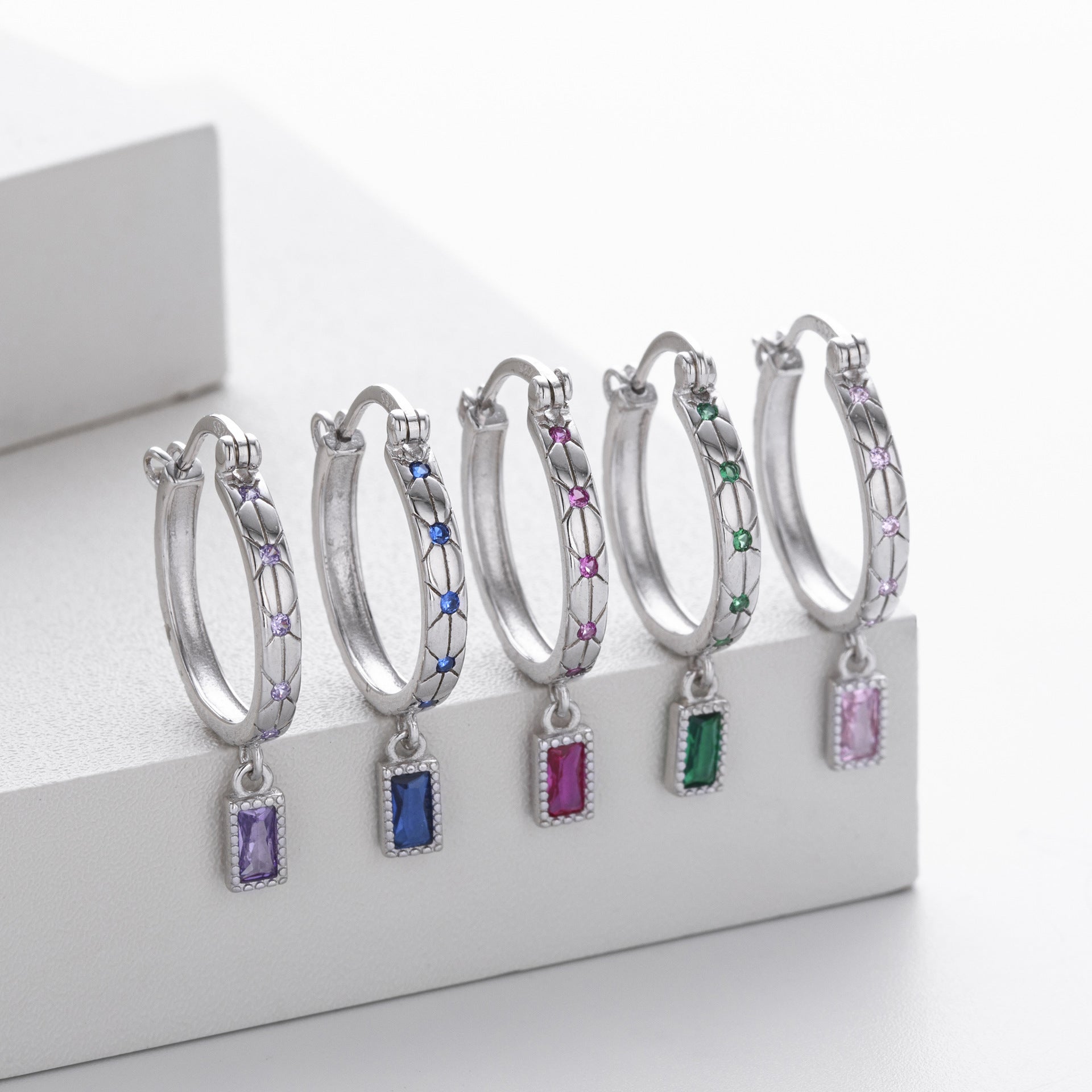 Edle Silberohrringe mit Diamant-Inlay