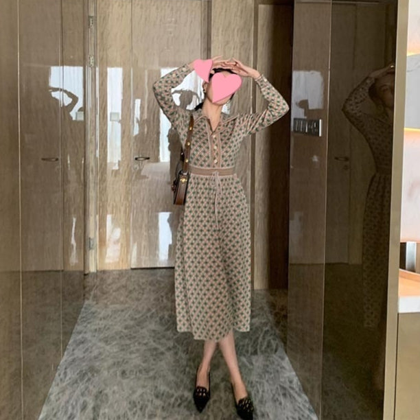 Chanel-inspirierendes Strickkleid