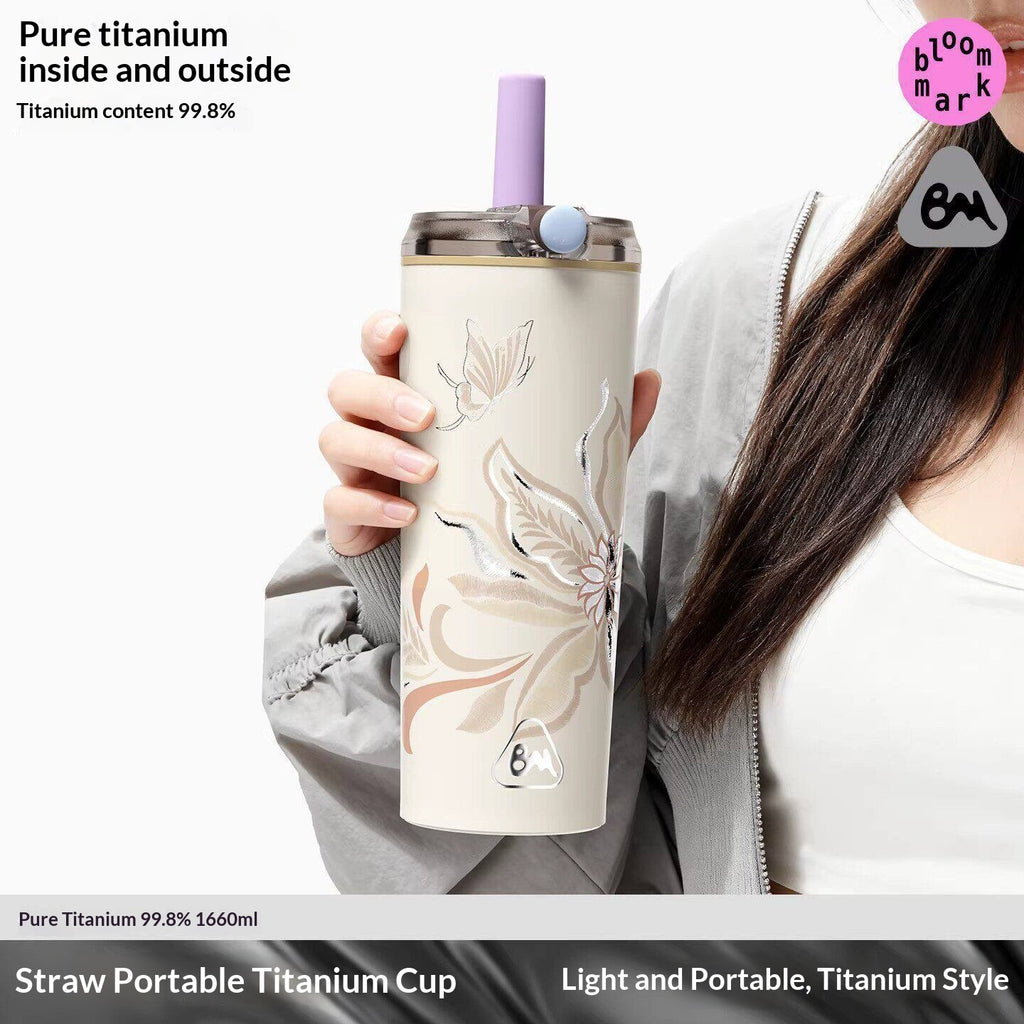 Titan-Trinkflasche mit Strohhalm, 660 ml
