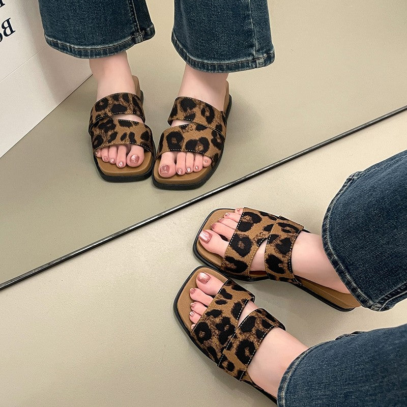 Keile-Slide-Sandalen mit Kreuzriemen