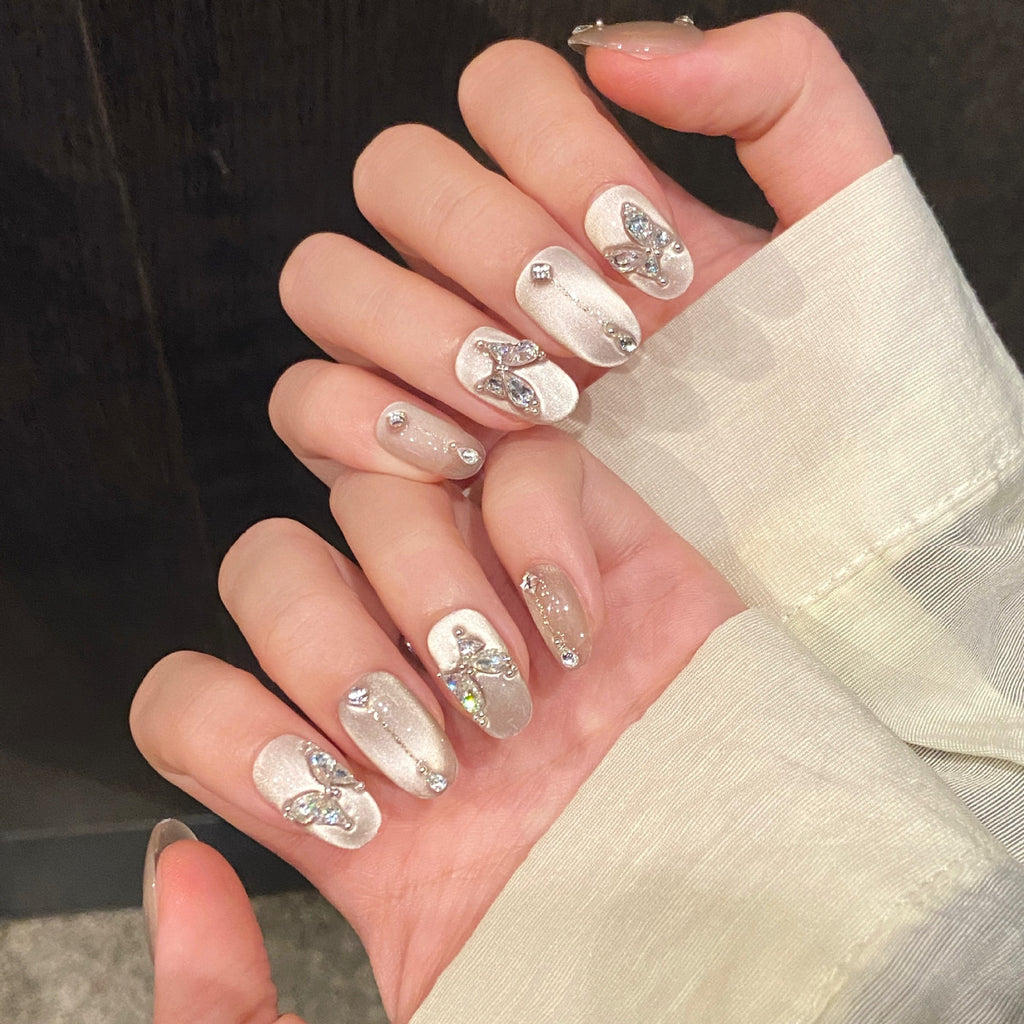 Handgemachte Nägel «White Moonlight Flashing»