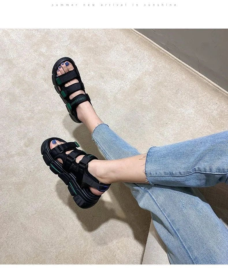 Flache sportliche Plattform-Sandalen – Bild 6 | LuxeStyle