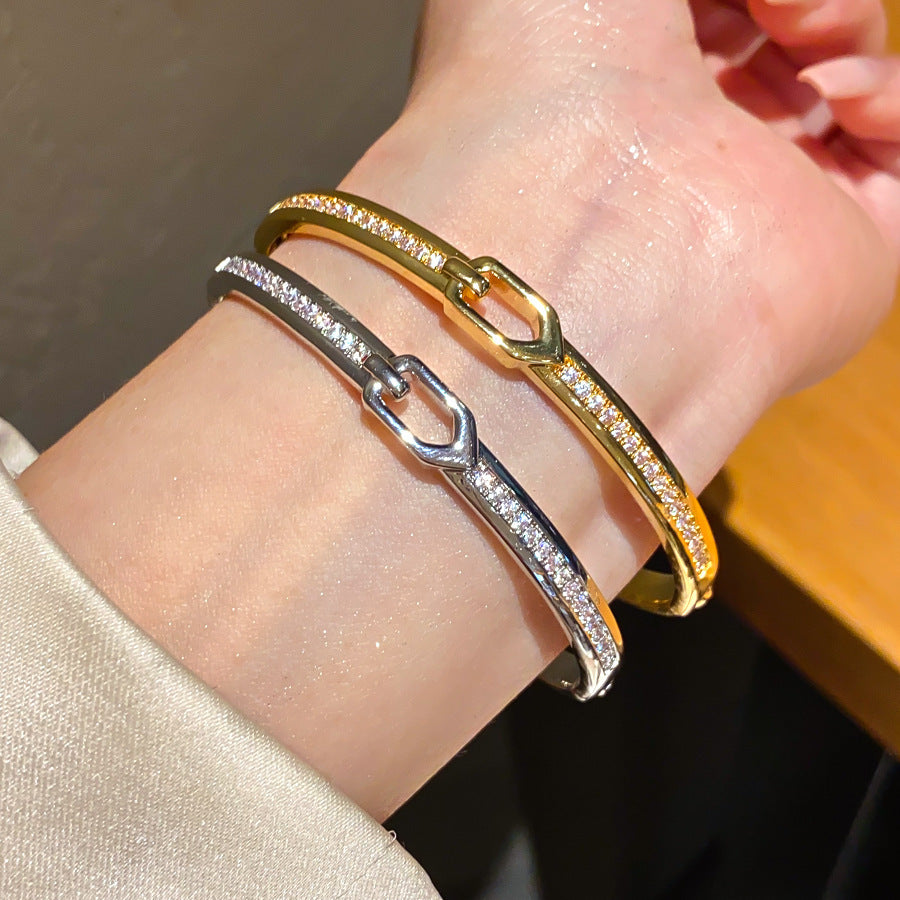 Geometrisches Armband mit Strass-Schloss