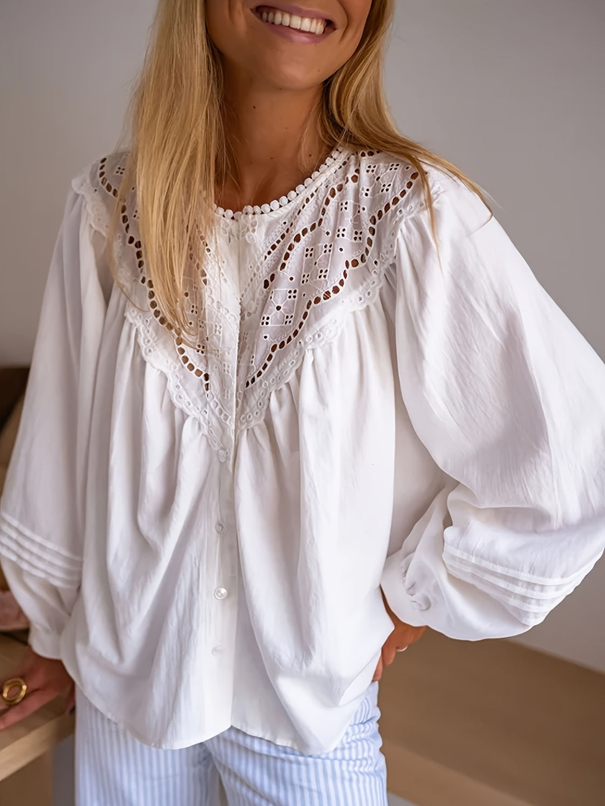 Gehäkeltes Langarmshirt mit Spitzenbesatz – Bild 3 | LuxeStyle