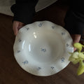 Handgetöpferte Keramik-Schale mit blauem Blümchen-Dekor und Wellenrand