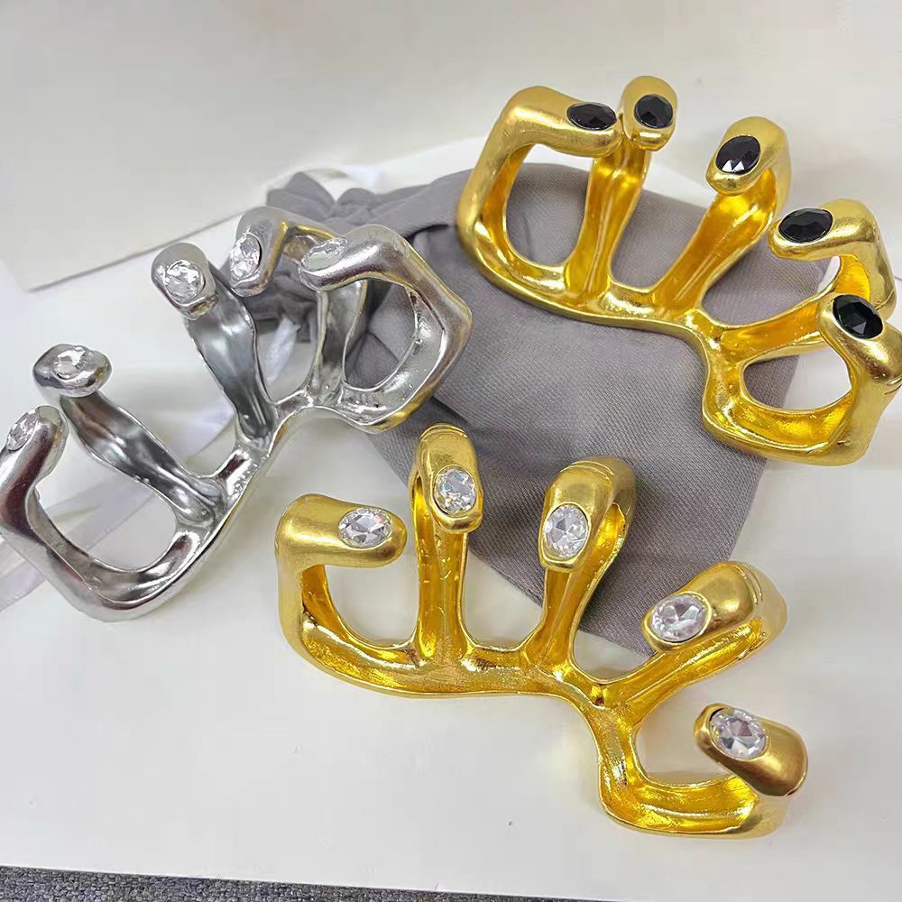 Eleganter Metallring mit Diamantbesatz