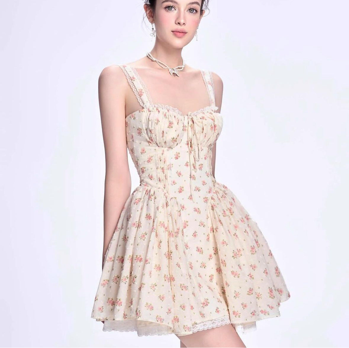 Geblümtes Plisseekleid mit Spitzenbesatz – Bild 6 | LuxeStyle