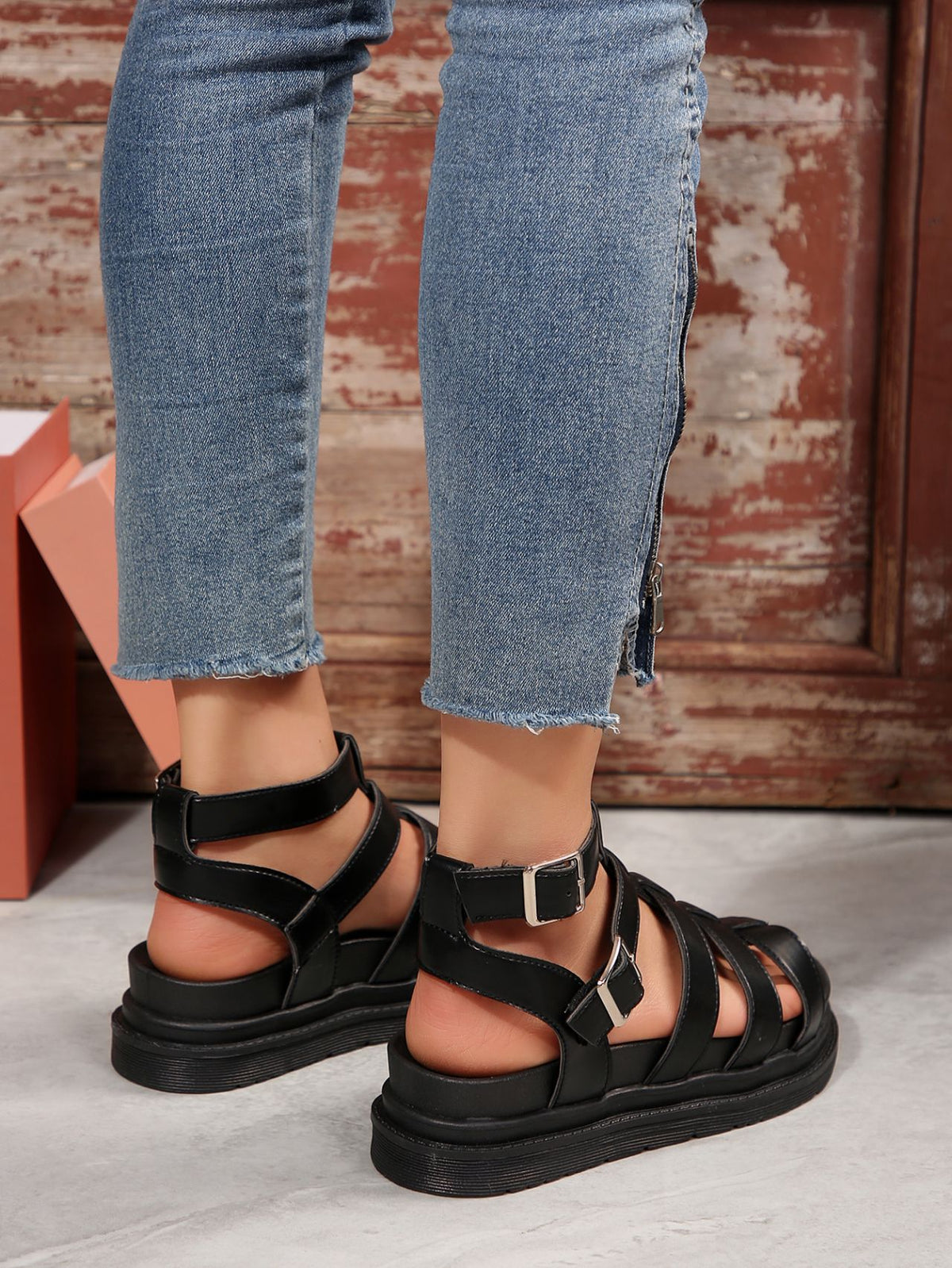 Plateau-Sandalen mit Riemchenschnalle – Bild 7 | LuxeStyle
