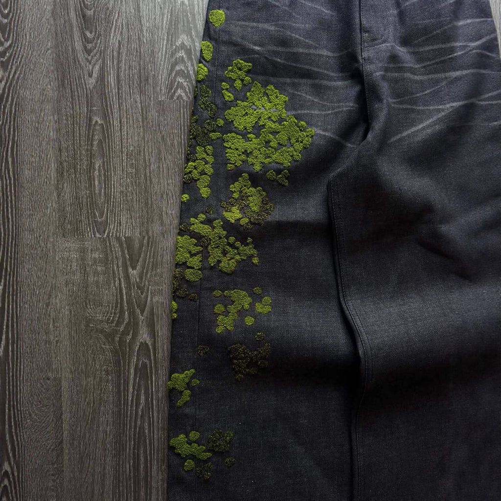 Gerade Jeans mit Blumenstickerei