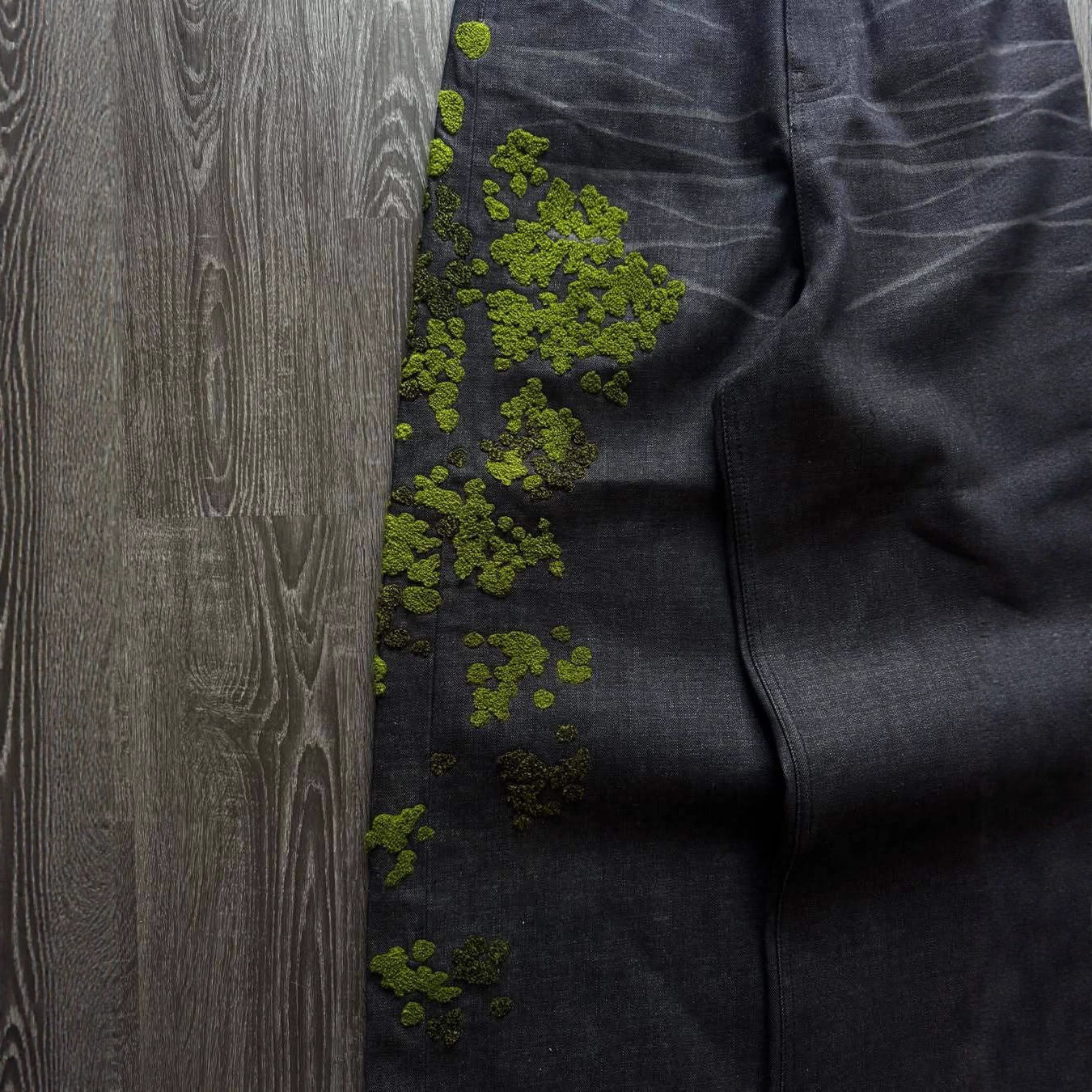 Gerade Jeans mit Blumenstickerei