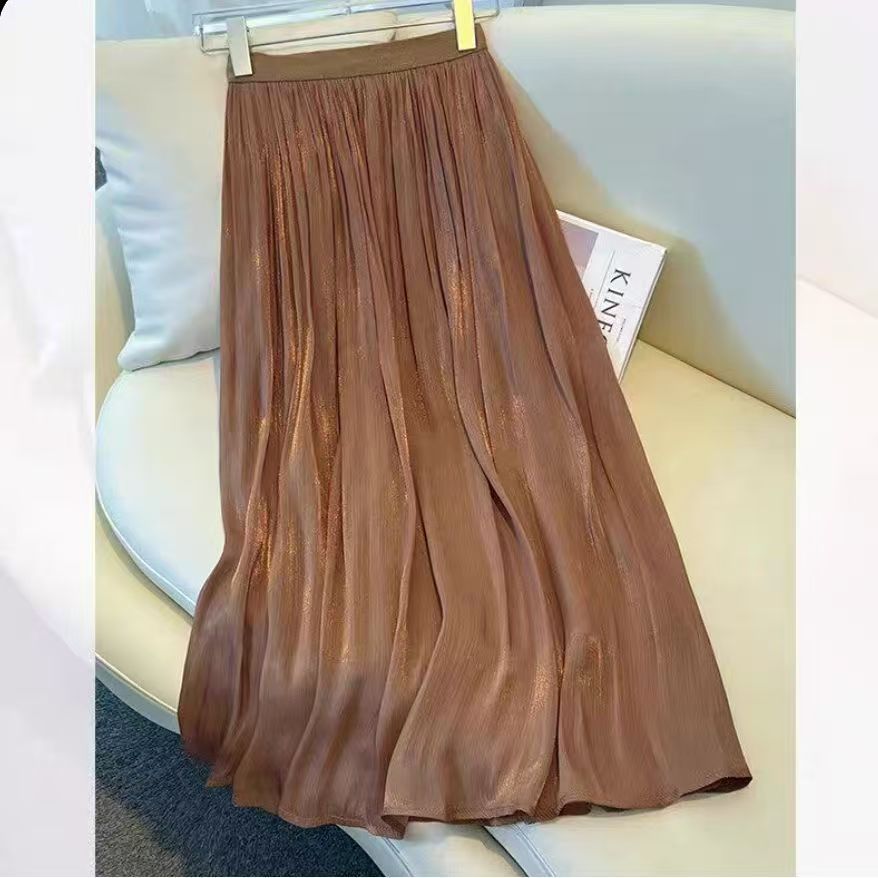 Ausgestelltes Sommerkleid mit hoher Taille
