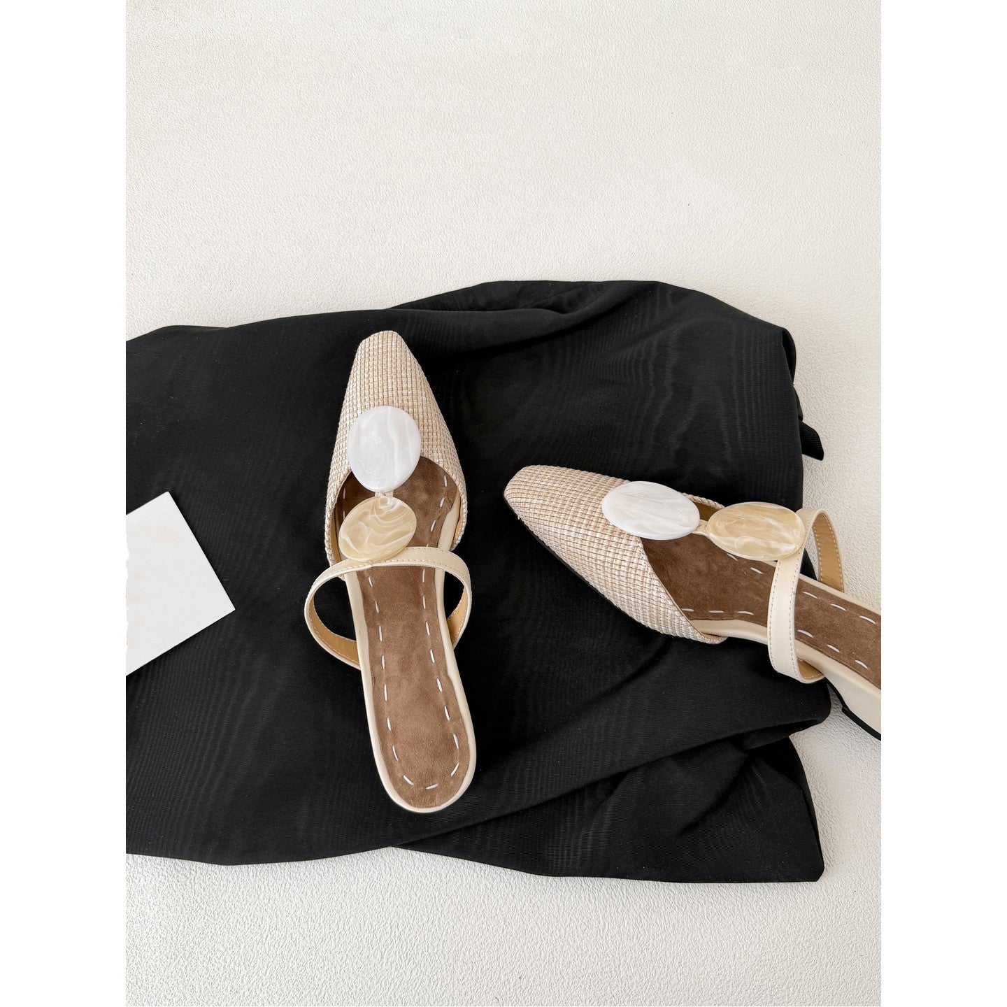 Mules mit Bernstein-Schnalle · Sommer