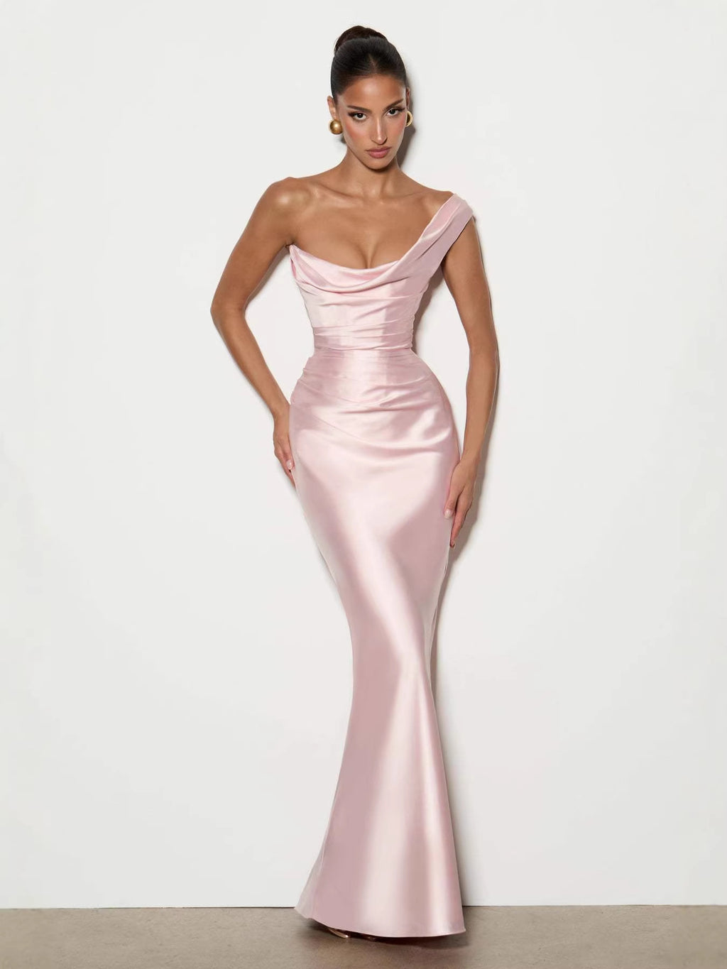 Off-Shoulder Satin-Kleid mit Taillenschnürung