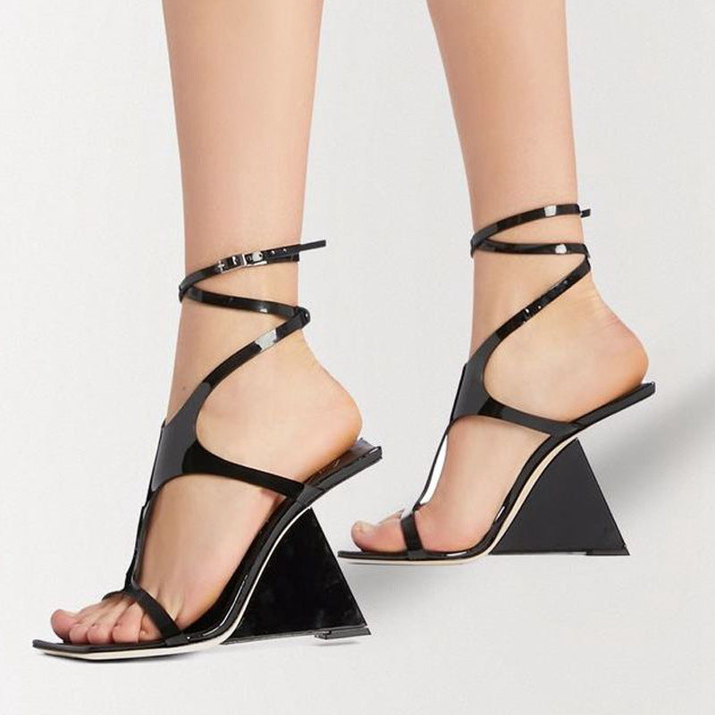 Keilabsatz-Sandalen aus Lackleder