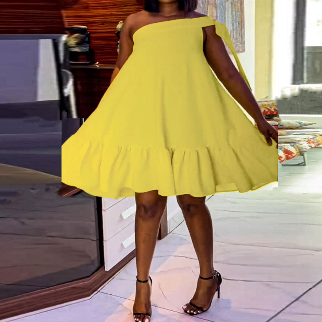 Einfarbiges Oversize-Kleid mit One-Shoulder-Schnitt