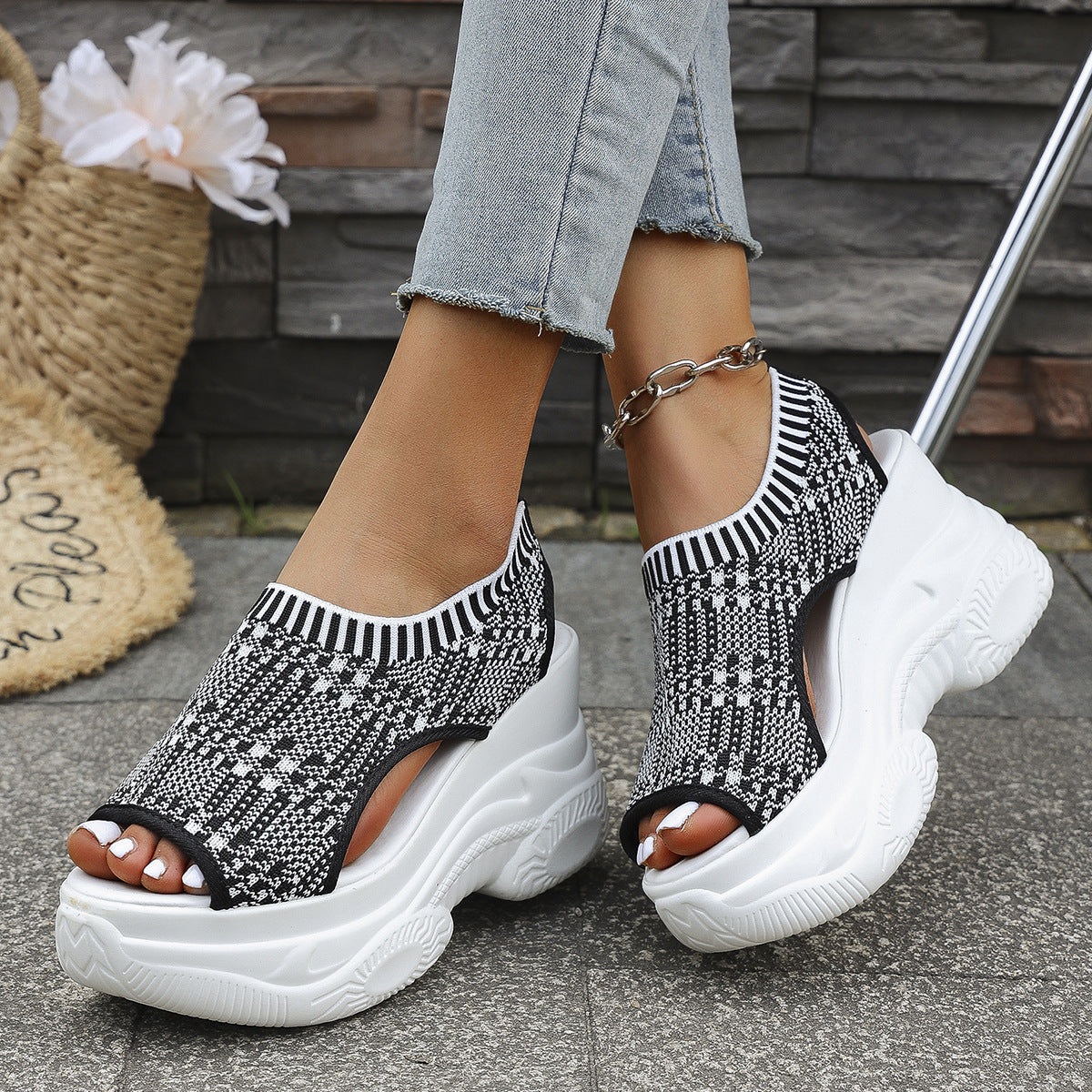 Sportliche Peep-Toe Sandalen mit dicker Sohle