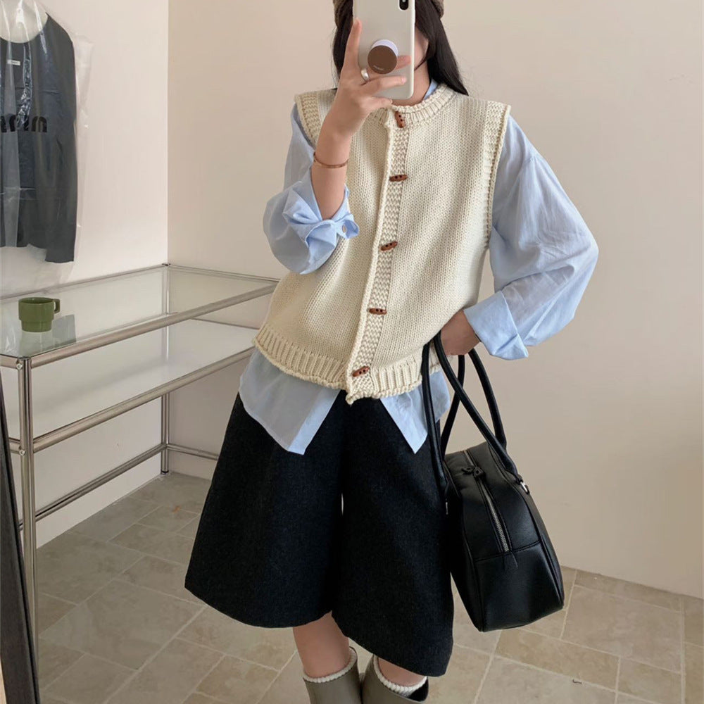 Rundhals Strickweste mit Holzknöpfen – Bild 1 | LuxeStyle