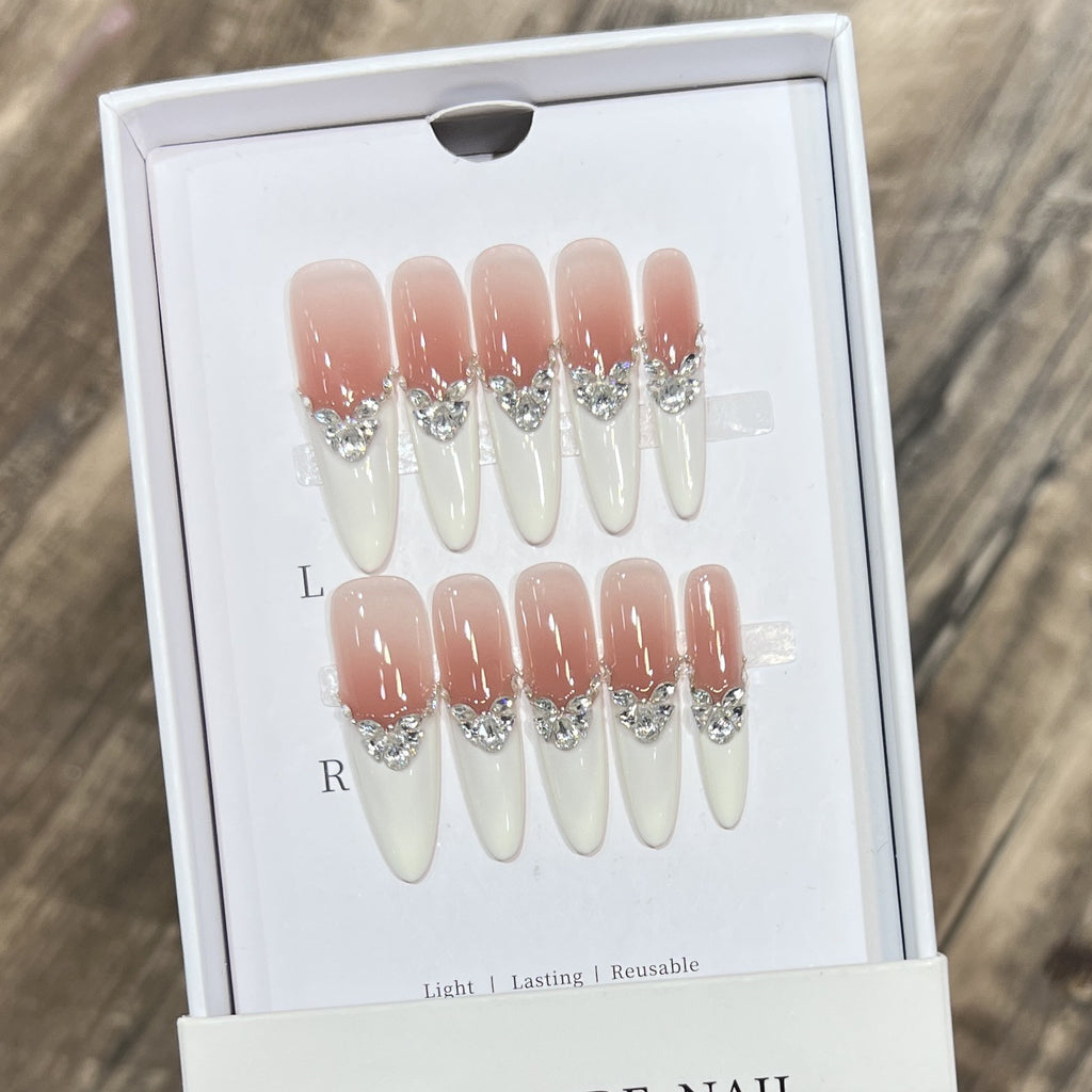 Handgemachte French Nails mit Zirkon & Kristall – Ansicht 4