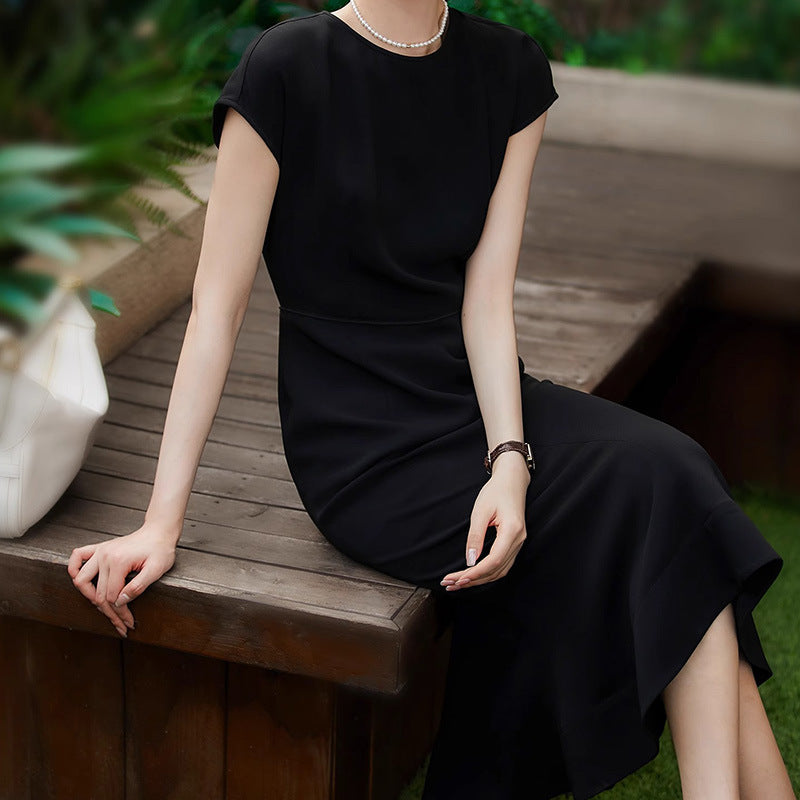 Elegantes schwarzes A-Linien-Kleid mit hoher Taille