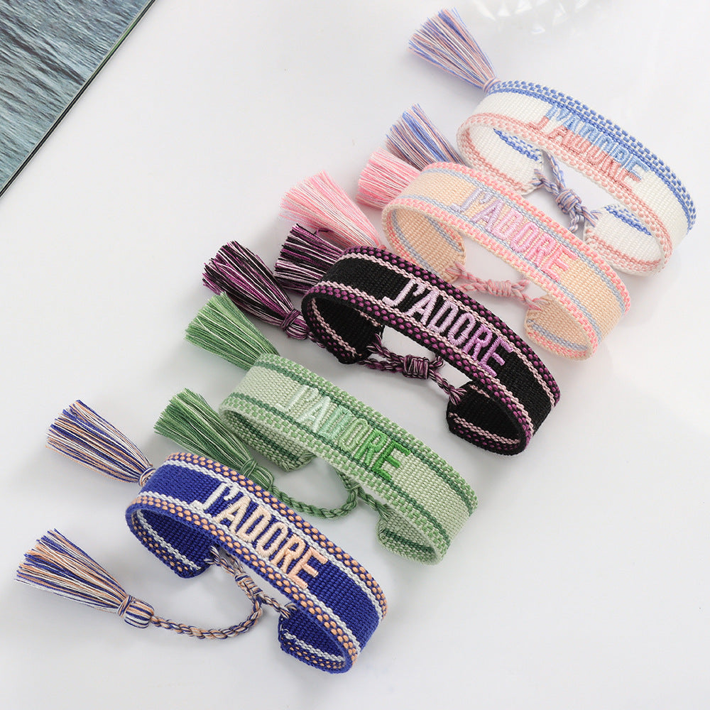 Besticktes Quasten-Armband mit Buchstaben – Bild 3 | LuxeStyle