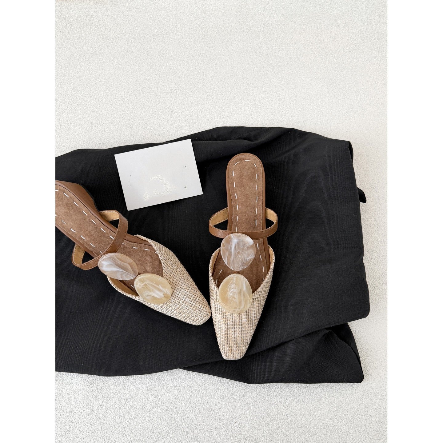 Mules mit Bernstein-Schnalle · Sommer